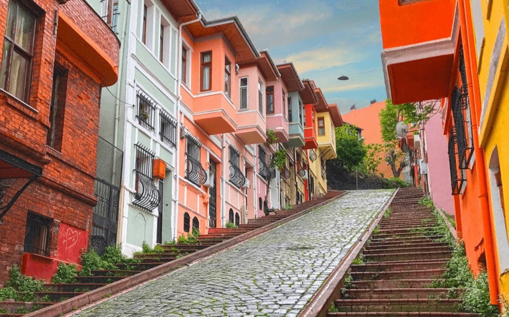 BALAT’TA GEZİLECEK YERLER ❤️ Renkli Evler, Kiliseler, Kafeler merdivenli yokus