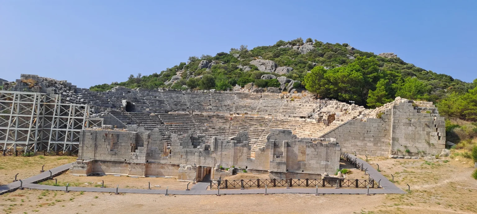 Patara Antik Kenti ve Plajı: Tarih ve Doğanın Eşsiz Buluşması Patara Antik Kenti ve Plajı: Tarih ve Doğanın Eşsiz Buluşması